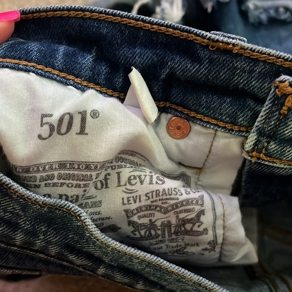 “Levi- Women’s Charleston Mid Dark Short size 26” - Picture 6 of 8